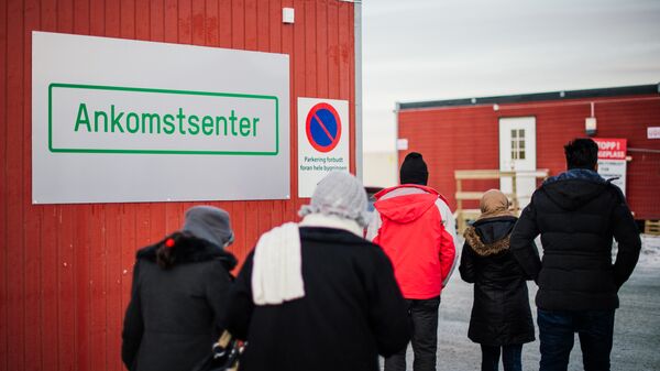 Refugees enter the arrival centre for refugees near the town on Kirkenes, northern Norway - Sputnik International