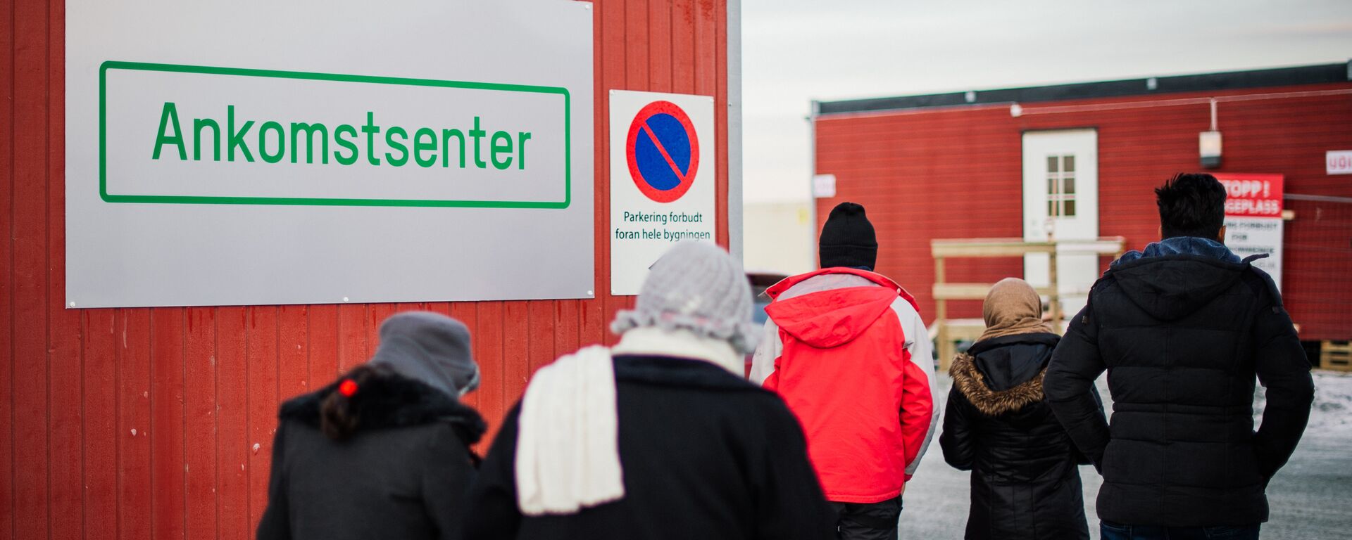 Refugees enter the arrival centre for refugees near the town on Kirkenes, northern Norway - Sputnik International, 1920, 17.12.2021