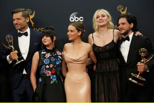 Nikolaj Coster-Waldau (L), Maisie Williams, Emilia Clarke, Sophie Turner and Kit Harrington of HBO's Game of Thrones pose backstage with their award for Oustanding Drama Series at the 68th Primetime Emmy Awards in Los Angeles, California US, September 18, 2016. Nikolaj Coster-Waldau (L), Maisie Williams, Emilia Clarke, Sophie Turner and Kit Harrington of HBO's Game of Thrones pose backstage with their award for Oustanding Drama Series at the 68th Primetime Emmy Awards in Los Angeles, California US, September 18, 2016. - Sputnik International