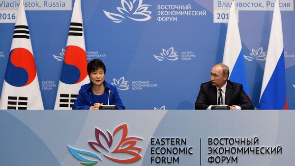 Russian President Vladimir Putin and South Korean President Park Geun-hye at a press-conference following the Russian-South Korean talks as part of the Eastern Economic Forum. (File) - Sputnik International
