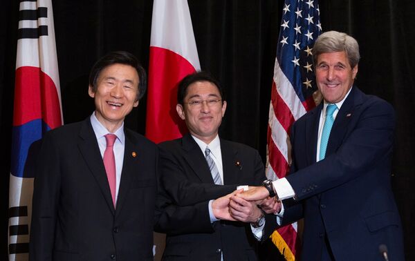  Japanese Foreign Minister Fumio Kishida , South Korean Foreign Minister Yun Byung-se and US Secretary of State John Kerry - Sputnik International
