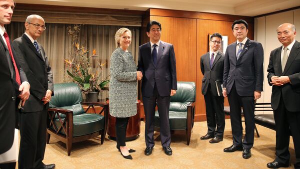 U.S. Democratic presidential candidate Hillary Clinton meets with Japan's Prime Minister Shinzo Abe at a hotel in New York, U.S. September 19, 2016 - Sputnik International