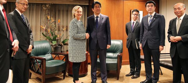 U.S. Democratic presidential candidate Hillary Clinton meets with Japan's Prime Minister Shinzo Abe at a hotel in New York, U.S. September 19, 2016 - Sputnik International