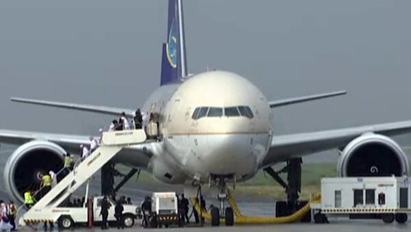 In this image made from video, people disembark a Saudi Arabian Airlines plane from Jeddah as it is parked at the airport in Manila, the Philippines, Tuesday, Sept. 20, 2016. - Sputnik International