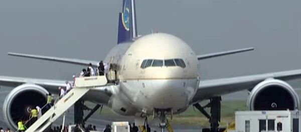 In this image made from video, people disembark a Saudi Arabian Airlines plane from Jeddah as it is parked at the airport in Manila, the Philippines, Tuesday, Sept. 20, 2016. - Sputnik International