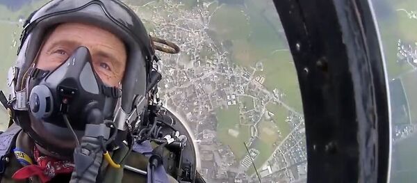 What It's Like to Pilot Hawker Hunter Jet Over Swiss Valleys - Sputnik International