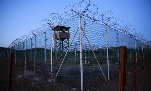 Chain link fence and concertina wire surrounds a deserted guard tower within Joint Task Force Guantanamo's Camp Delta at the US Naval Base in Guantanamo Bay, Cuba. - Sputnik International