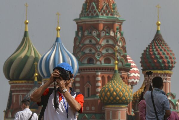 A tourist takes pictures on Red Square, Moscow. - Sputnik International