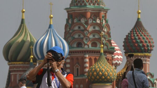A tourist takes pictures on Red Square, Moscow. - Sputnik International