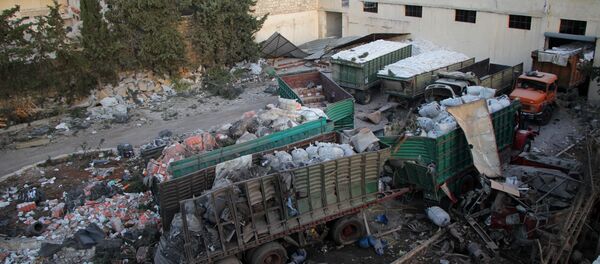 Aid is seen strewn across the floor in the town of Orum al-Kubra on the western outskirts of the northern Syrian city of Aleppo on September 20, 2016, the morning after a convoy delivering aid was hit by a deadly air strike. - Sputnik International