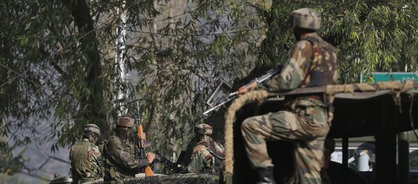 Indian soldiers guard outside the army base which was attacked Sunday by suspected militants at Uri, Indian controlled Kashmir, Monday, Sept. 19, 2016. - Sputnik International