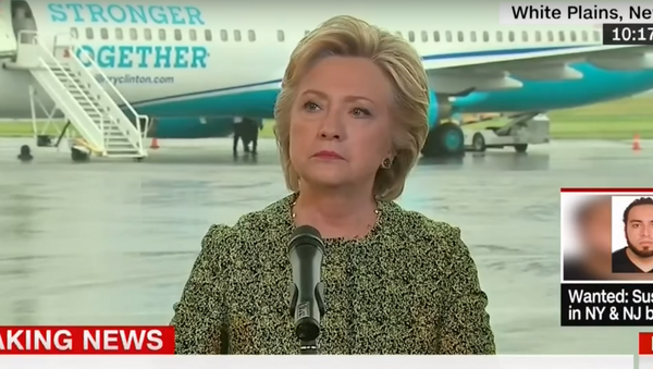 Clinton listens to a question from Bloomberg reporter Jennifer Epstein. - Sputnik International
