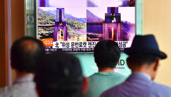 People watch a television news report about North Korea's latest ground test for a rocket engine, at a railway station in Seoul on September 20, 2016 - Sputnik International