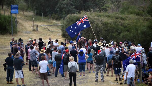 Protesters fly an Australian flag at a halal-free barbecue held by anti-Islam protesters at Cronulla beach in southern Sydney (File) - Sputnik International