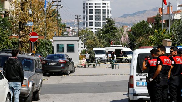 A bomb disposal expert prepares to examine a bag in front of the Israeli Embassy in Ankara, Turkey, September 21, 2016 - Sputnik International