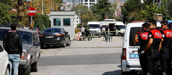 A bomb disposal expert prepares to examine a bag in front of the Israeli Embassy in Ankara, Turkey, September 21, 2016 - Sputnik International