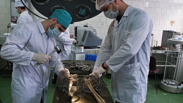 Students practice with Ilizarov apparatus at Yuzhno-Uralskiy State Medical University - Sputnik International