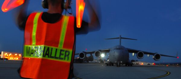 Ein Marshaller auf dem amerikanischen Stützpunkt Rammstein in Deutschland Ein Marshaller auf dem amerikanischen Stützpunkt Rammstein in Deutschland - Sputnik International