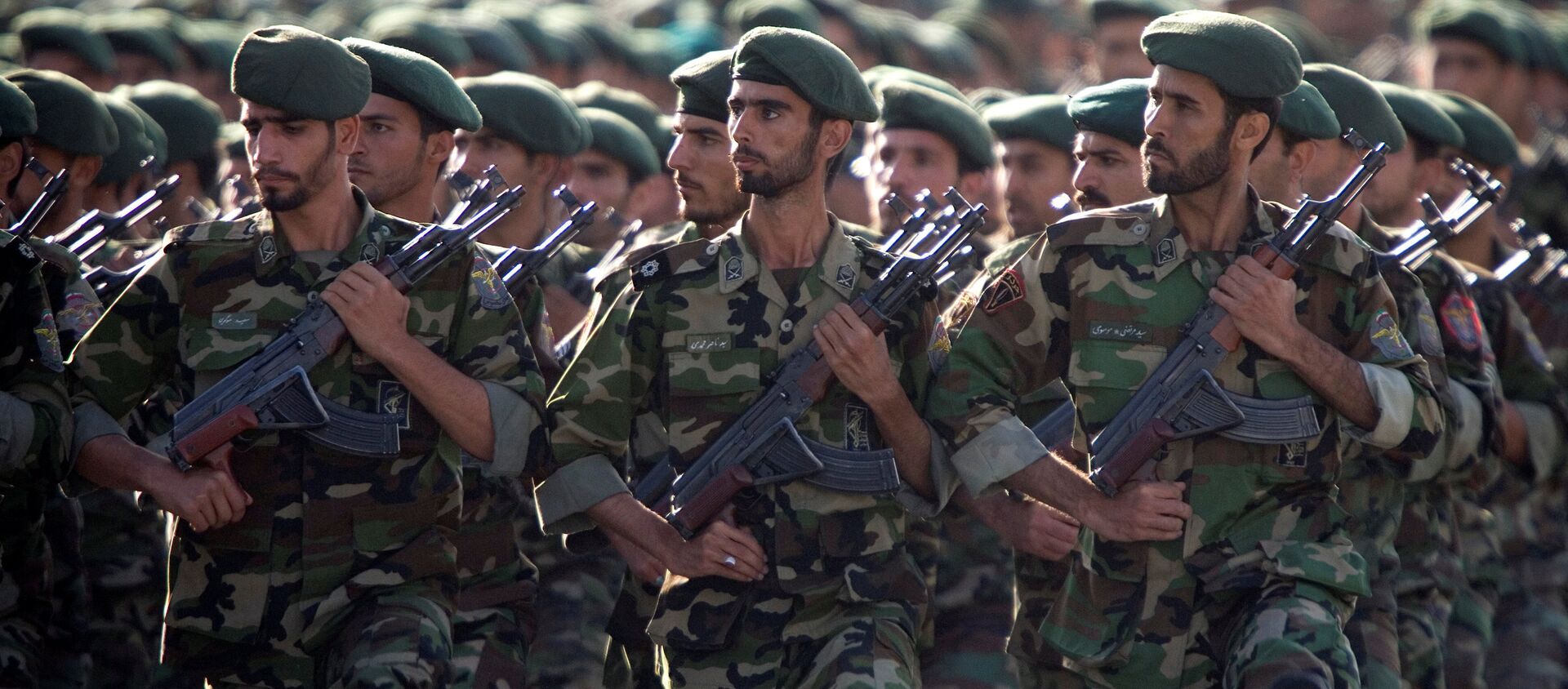 Members of Iran's Revolutionary Guards march during a military parade to commemorate the 1980-88 Iran-Iraq war in Tehran. - Sputnik International, 1920, 27.04.2021