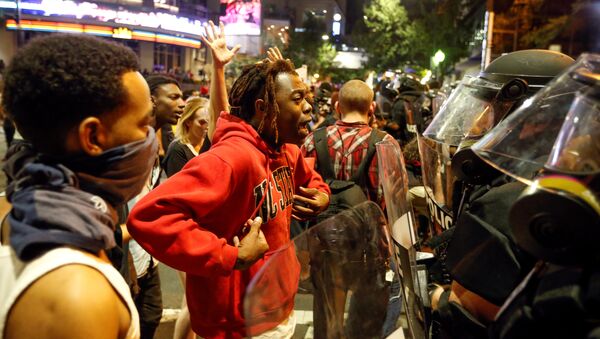 A man speaks to police in uptown Charlotte, NC during a protest of the police shooting of Keith Scott, in Charlotte, North Carolina, U.S. September 21, 2016 - Sputnik International