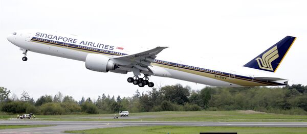 A Singapore Airlines Boeing 777-312ER takes off from Paine Field in Everett, Wash. File photo - Sputnik International