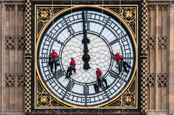 Cleaning and maintenance of the Great Clock 2014 - Sputnik International
