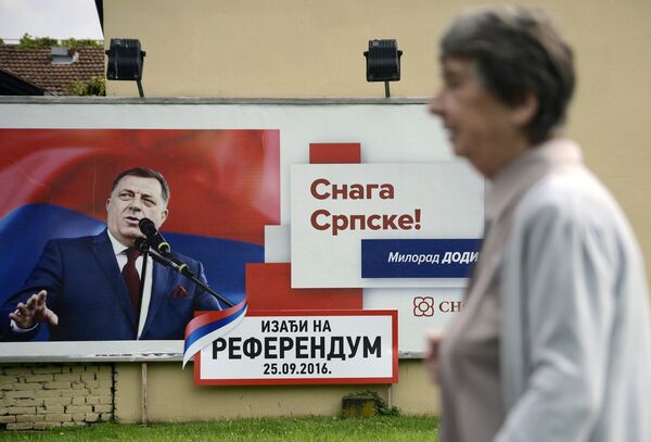 In this photo taken on Wednesday, Sep. 21, 2016. Bosnian woman passes by poster for Sundays referendum in the Bosnian town of Banja Luka, 240 kms (150 miles) northwest of the Bosnian capital Sarajevo , Bosnia - Sputnik International