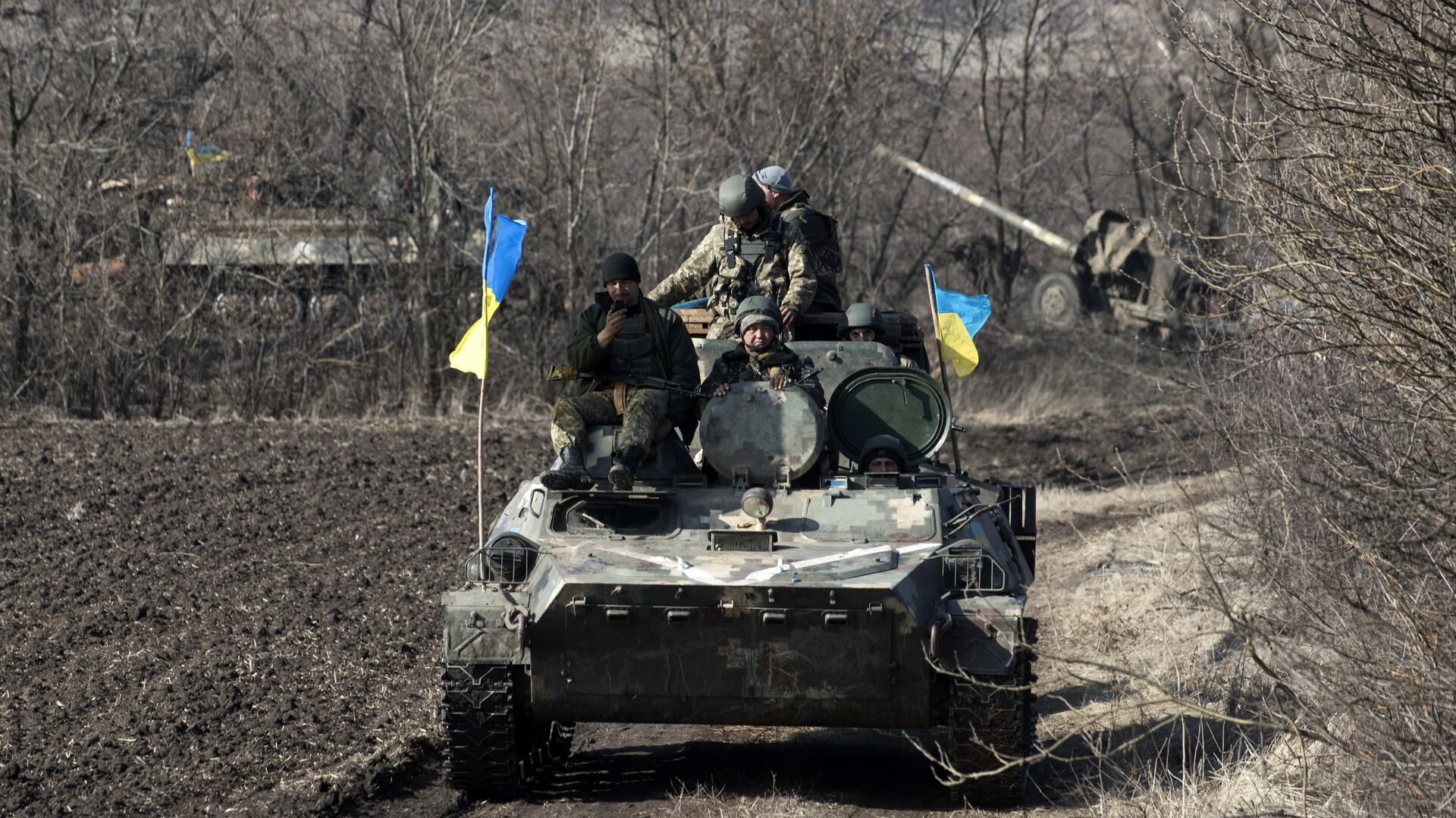 Ukrainian servicemen ride atop armored vehicle with a canon in tow and Ukrainian flags, near the village of Fedorivka, eastern Ukraine, Friday, Feb. 27, 2015 - Sputnik International, 1920, 06.02.2022