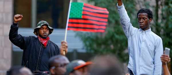 People gather at the intersection of Trade and Tryon Streets in uptown Charlotte, NC to protest the police shooting of Keith Scott, in Charlotte, North Carolina, U.S. September 21, 2016. People gather at the intersection of Trade and Tryon Streets in uptown Charlotte, NC to protest the police shooting of Keith Scott, in Charlotte, North Carolina, U.S. September 21, 2016. - Sputnik International