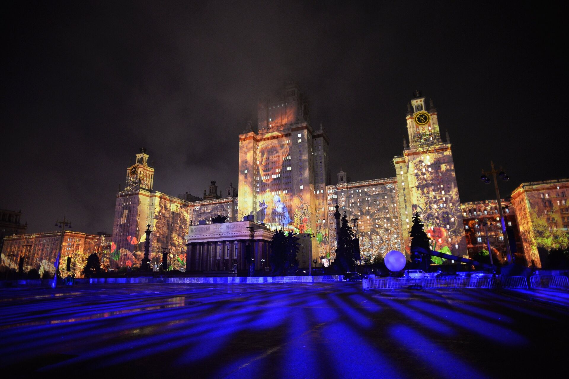 A rehearsal of a multimedia show at the 2016 Circle of Light International Festival on the territory of the Lomonosov Moscow State University - Sputnik International, 1920, 25.01.2025