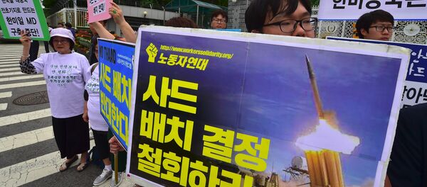 South Korean activists hold placards during a rally against a plan on deployment of the US-built Terminal High Altitude Area Defense (THAAD), outside the Defence Ministry in Seoul on July 13, 2016. Activists have staged a series of rallies voicing their opposition to the missile defense system's deployment in their region. - Sputnik International
