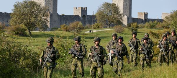 A squad from Skaraborg Armoured Regiment, currently training on the island of Gotland in the Baltic, patrols outside Visby's 13th century city wall, Sweden September 14, 2016 - Sputnik International