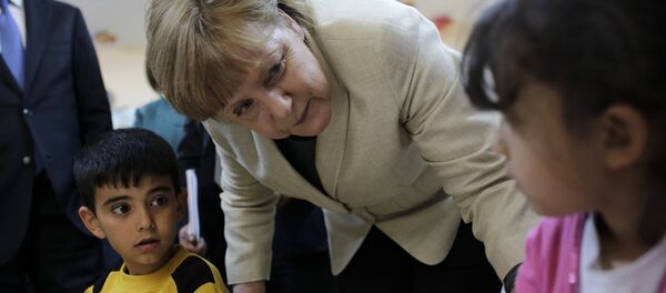 German Chancellor Angela Merkel talks with refugee children at a preschool, during a visit to a refugee camp on April 23, 2016 on the Turkish-Syrian border in Gaziantep - Sputnik International