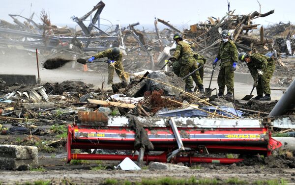 Japan's Self-Defense Force soldiers remove debris left by the March 11 tsunami in the city of Minamisoma in Fukushima prefecture on May 2, 2011. - Sputnik International