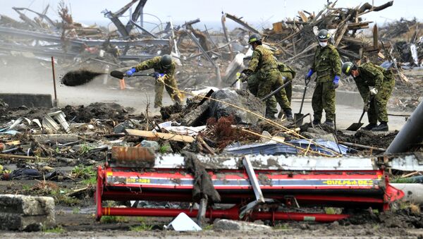 Japan's Self-Defense Force soldiers remove the debris left by the March 11 tsunami in the city of Minamisoma in Fukushima prefecture on May 2, 2011. - Sputnik International