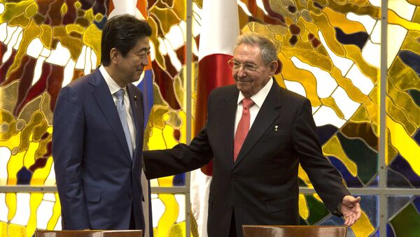 Cuba's President Raul Castro, right, and Japan's Prime Minister Shinzo Abe, left, smile during a meeting at Revolution Palace in Havana, Cuba, Thursday, Sept. 22, 2016 - Sputnik International