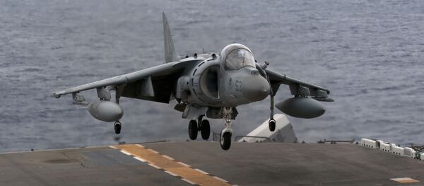 An AV-8B Harrier with Marine Attack Squadron 214 lands on the flight deck of the forward-deployed amphibious assault ship USS Essex (LHD 2) - Sputnik International