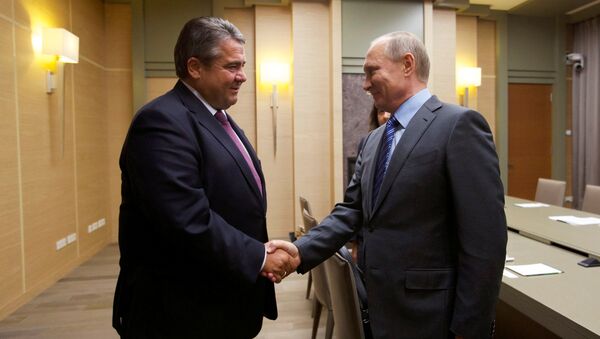 Russian President Vladimir Putin (R) and German Vice Chancellor and Economy Minister Sigmar Gabriel shake hands during their meeting at the Novo-Ogaryovo state residence outside Moscow, Russia September 21, 2016 - Sputnik International