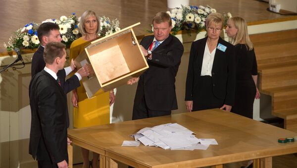 The ballot box is emptied on a table during the Estonian presidential elections in Tallinn, on September 24, 2016 - Sputnik International