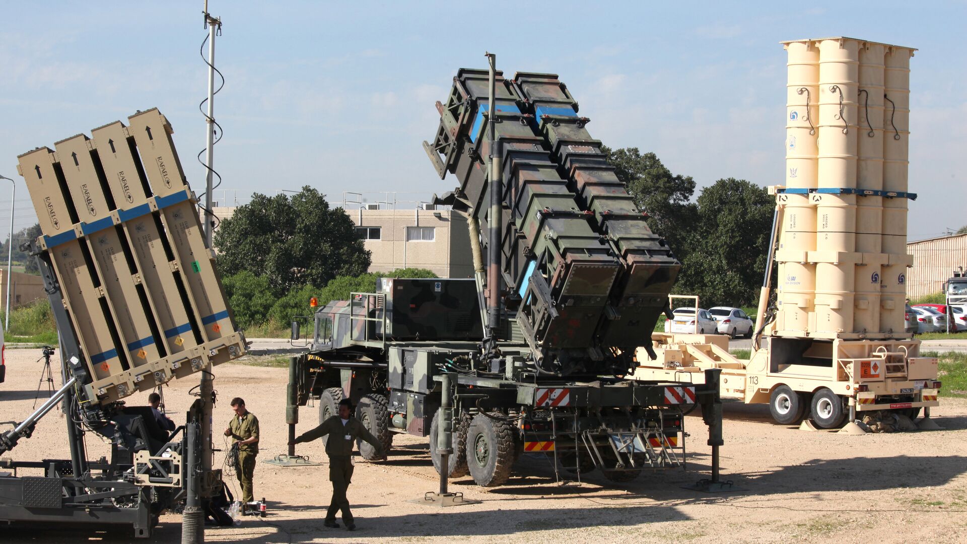 Israeli soldiers walk near an Israeli Irone Dome defence system (L), a surface-to-air missile (SAM) system, the MIM-104 Patriot (C), and an anti-ballistic missile the Arrow 3 (R) during Juniper Cobra's joint exercise press briefing at Hatzor Israeli Air Force Base in central Israel, on February 25, 2016. Juniper Cobra, is held every two years where Israel and the United States train their militaries together to prepare against possible ballistic missile attacks, as well as allowing the armies to learn to better work together. - Sputnik International, 1920, 14.03.2022