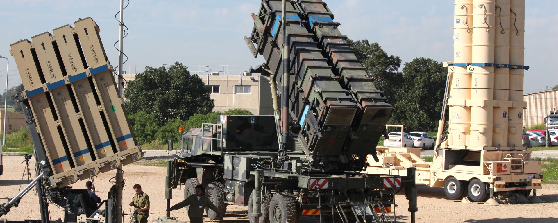 Israeli soldiers walk near an Israeli Irone Dome defence system (L), a surface-to-air missile (SAM) system, the MIM-104 Patriot (C), and an anti-ballistic missile the Arrow 3 (R) during Juniper Cobra's joint exercise press briefing at Hatzor Israeli Air Force Base in central Israel, on February 25, 2016. Juniper Cobra, is held every two years where Israel and the United States train their militaries together to prepare against possible ballistic missile attacks, as well as allowing the armies to learn to better work together. - Sputnik International, 1920, 14.03.2022