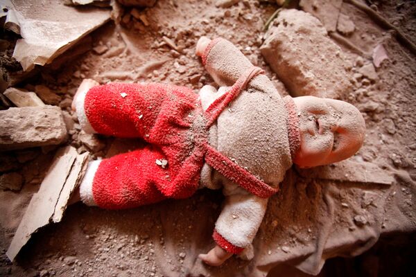 A doll is seen on a bed in a damaged house destroyed during a Saudi-led air strike in old Sanaa city, Yemen, September 24, 2016. - Sputnik International