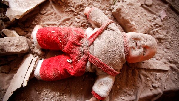 A doll is seen on a bed in a damaged house destroyed during a Saudi-led air strike in old Sanaa city, Yemen, September 24, 2016. - Sputnik International