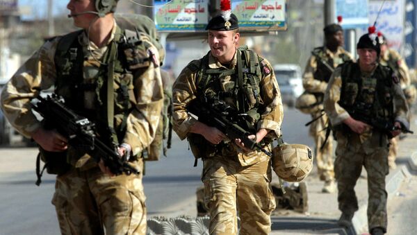 British soldiers patrol a street in the southern city of Basra, 11 December 2005. - Sputnik International