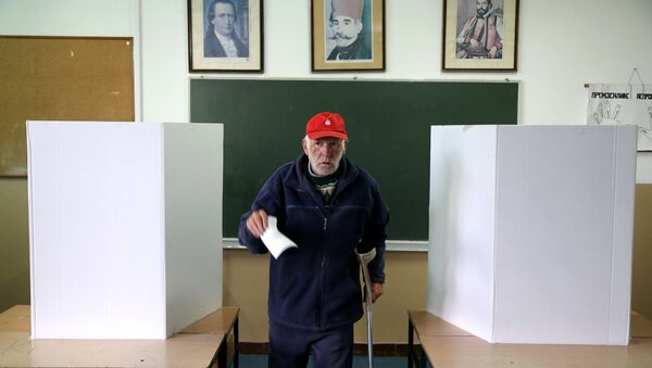 A man votes during a referendum on Statehood Day in Laktasi near Banja Luka, Bosnia and Herzegovina, September 25, 2016. - Sputnik International