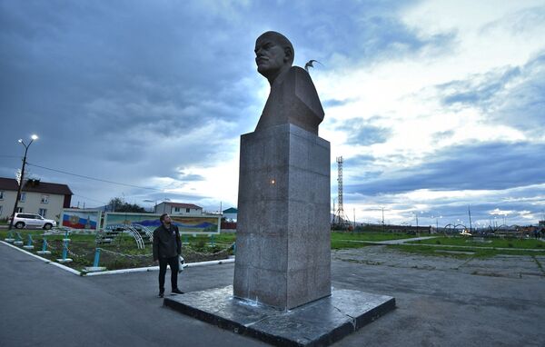A monument to Lenin in the central square of South-Kurilsk on Kunashir Island A monument to Lenin in the central square of South-Kurilsk on Kunashir Island - Sputnik International