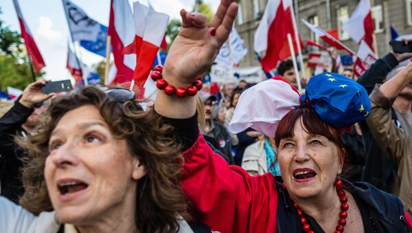 People attend the anti-government demonstration of the Committee for the Defence of Democracy movement (KOD) in Warsaw, Poland on September 24, 2016. - Sputnik International