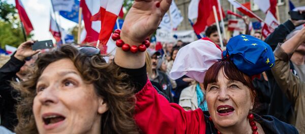 People attend the anti-government demonstration of the Committee for the Defence of Democracy movement (KOD) in Warsaw, Poland on September 24, 2016. People attend the anti-government demonstration of the Committee for the Defence of Democracy movement (KOD) in Warsaw, Poland on September 24, 2016. - Sputnik International