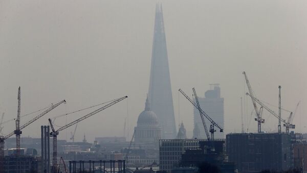 Smog surrounds The Shard and St Paul's Cathedral in London, Britain, April 3, 2014. - Sputnik International