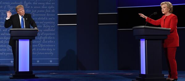 Republican nominee Donald Trump (L) looks on as Democratic nominee Hillary Clinton speaks during the first presidential debate at Hofstra University in Hempstead, New York - Sputnik International